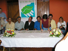 Representantes do Ibama, Serla, Crescente Fértil (em pé), prefeitos de Bocaina, Itatiaia e Resende;  e a primeira dama de Resende, Miriam de Carvalho
